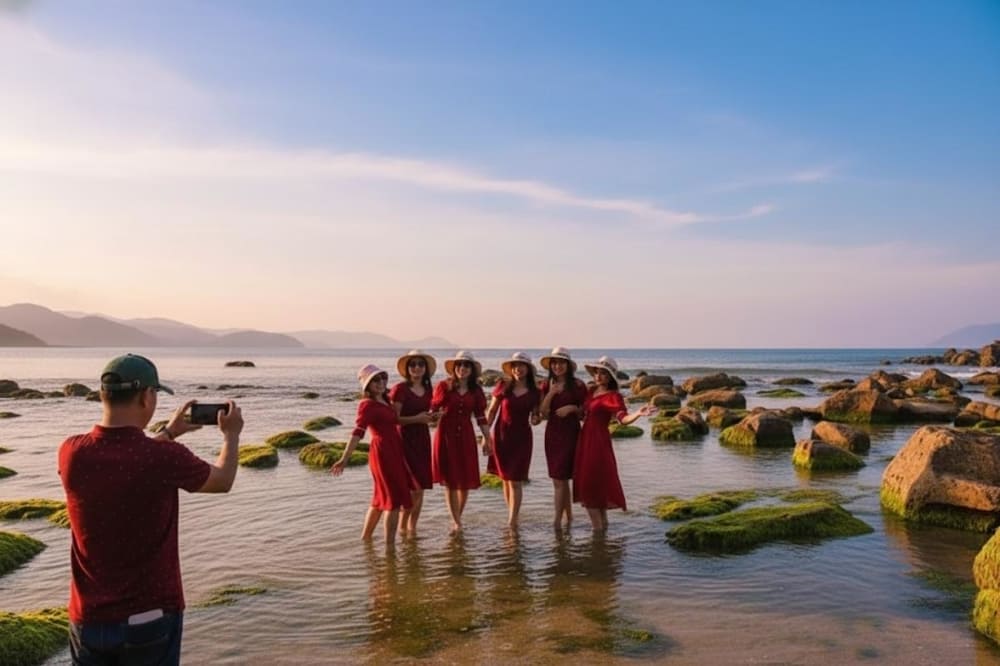 Chụp ảnh lưu lại những bức hình đẹp tại bãi biển Nam Ô.